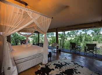 Camp Kuzuma: Doppelbett mit Moskitonetz Camp Kuzuma: Doppelbett mit Moskitonetz