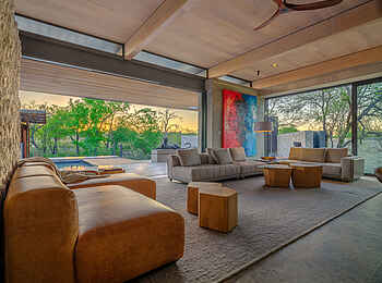 Cheetah Plains Karula House: Lounge mit Panoramafenstern Cheetah Plains Karula House: Lounge mit Panoramafenstern