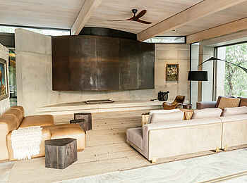 Cheetah Plains Mapogo House: Lounge mit Kamin Cheetah Plains Mapogo House: Lounge mit Kamin