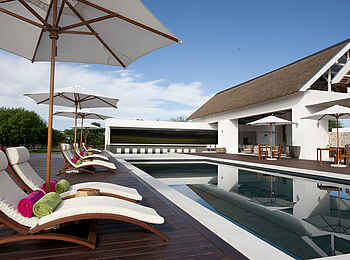 Emanya Etosha Game Lodge: Liegen am Pool Emanya Etosha Game Lodge: Liegen am Pool