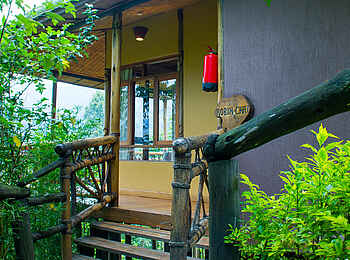Ichumbi Gorilla Lodge: Treppe zum Robin-Chat-Cottage