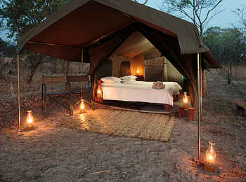 Nkonzi Bush Camp: Blick in ein Gästezelt Nkonzi Bush Camp: Blick in ein Gästezelt