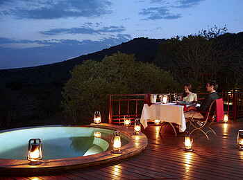 Thanda Safari Lodge: Privates Dinner auf dem Deck Thanda Safari Lodge: Privates Dinner auf dem Deck