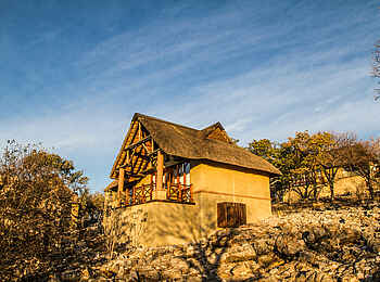 Epacha Game Lodge and Spa: Der seitliche Blick auf ein Chalet