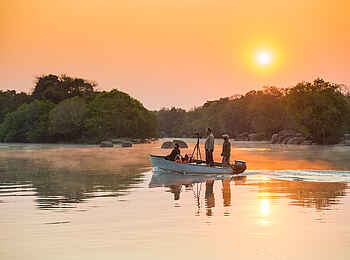 KaingU Safari Lodge: Sonnenuntergang über dem Fluss