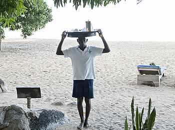 Kaya Mawa: Getränkeservice am Strand
