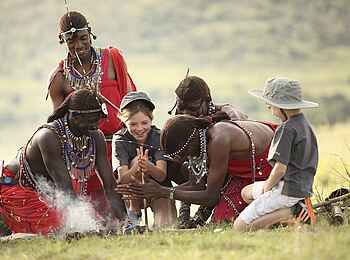 Kichwa Tembo Tented Camp: Feuer machen Kichwa Tembo Tented Camp: Feuer machen
