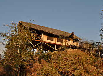 Maweninga Camp: Holzplattform mit Gästechalet