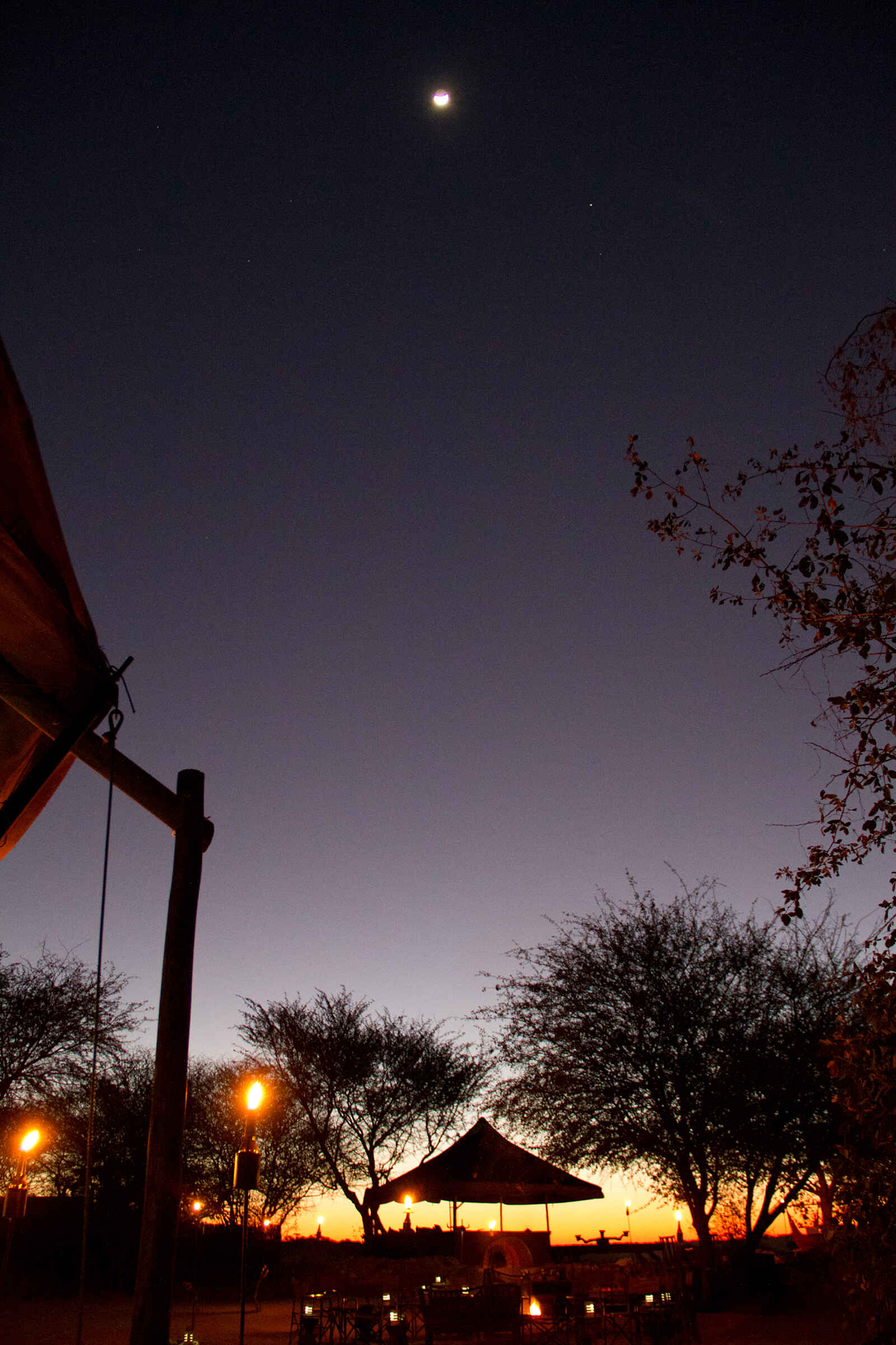 Meno A Kwena Camp: Mondnacht Meno A Kwena Camp: Mondnacht