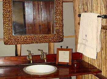Nanzhila Plains Safari Camp: Im Gästebad Nanzhila Plains Safari Camp: Im Gästebad