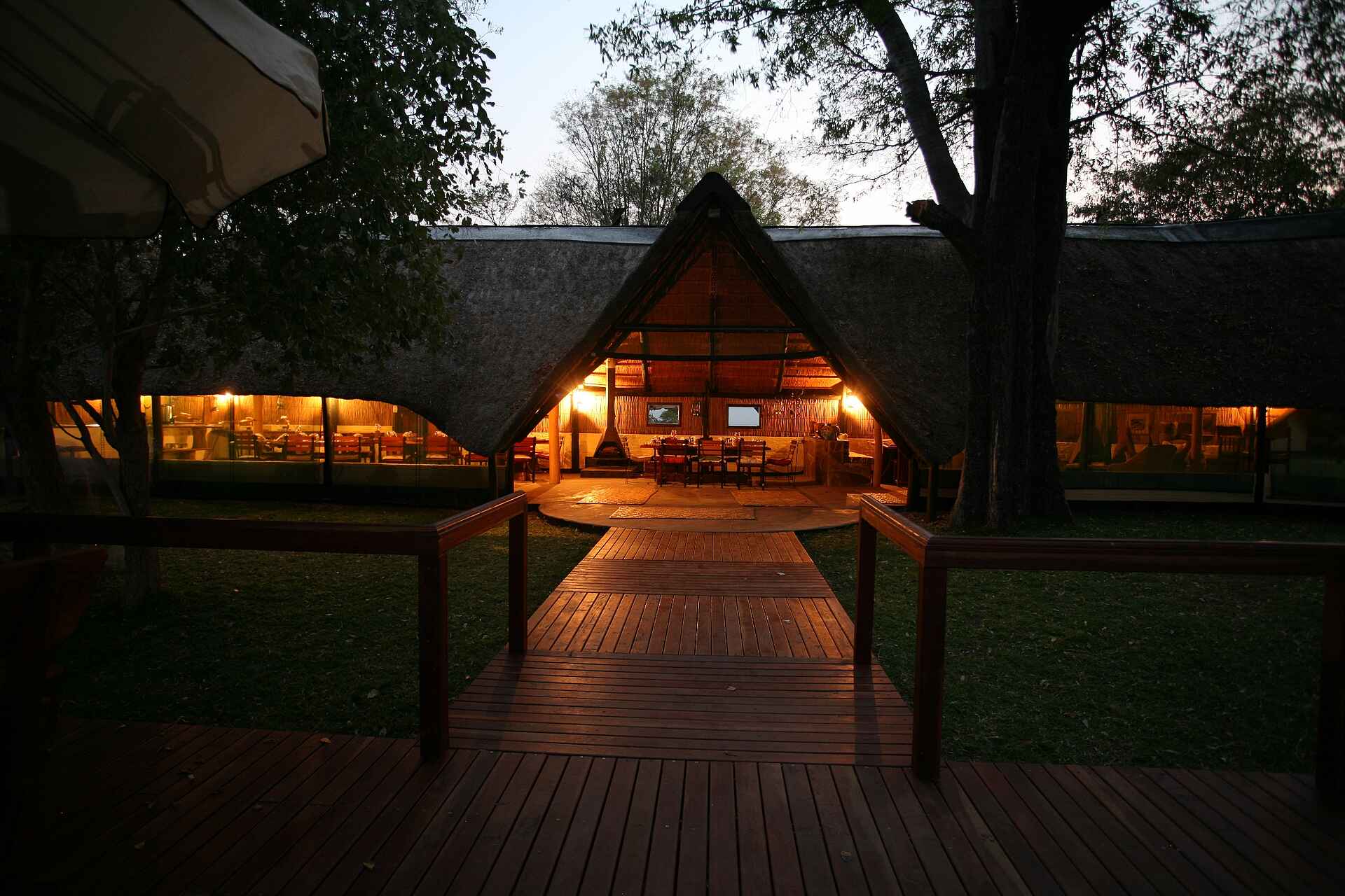Caprivi, Kavango, Ndhovu Safari Lodge, Okavango, Panhandle, Eingang, Hauptgebäude, Nacht, Afrikarma, Afrikarma Safaris, Afrikarma.de, Horst Kock