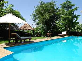 Onsea House: Sonnenliegen am Pool