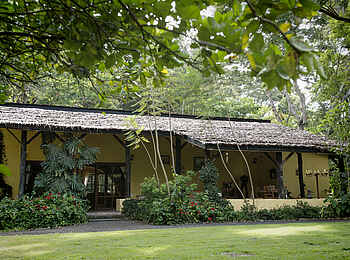 Rivertrees Country Inn: Veranda Haupthaus