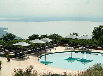 Salt of Akagera Lodge: Swimmingpool und Aussicht über den See