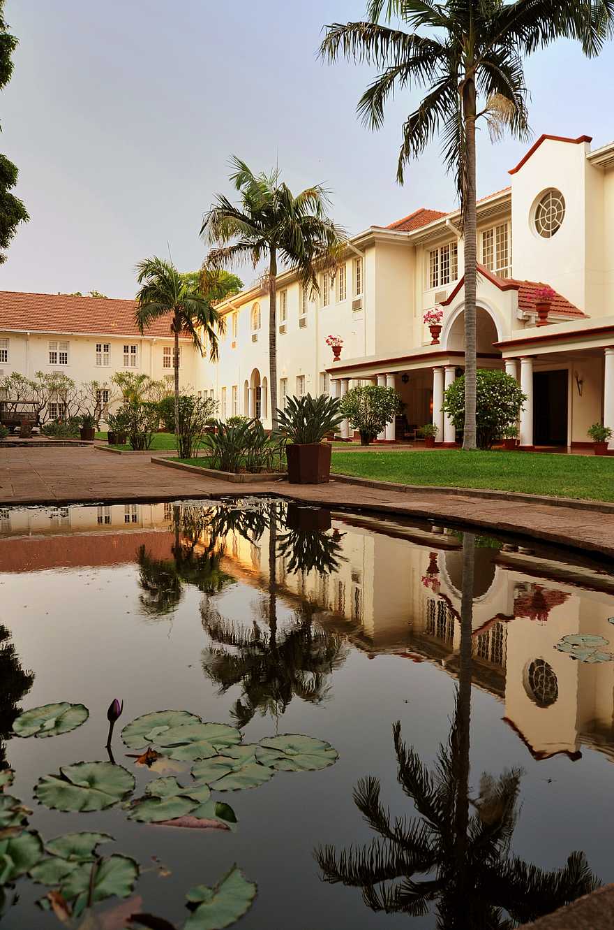 Victoria Falls Hotel: Gartenlandschaft mit Teich Victoria Falls Hotel: Gartenlandschaft mit Teich