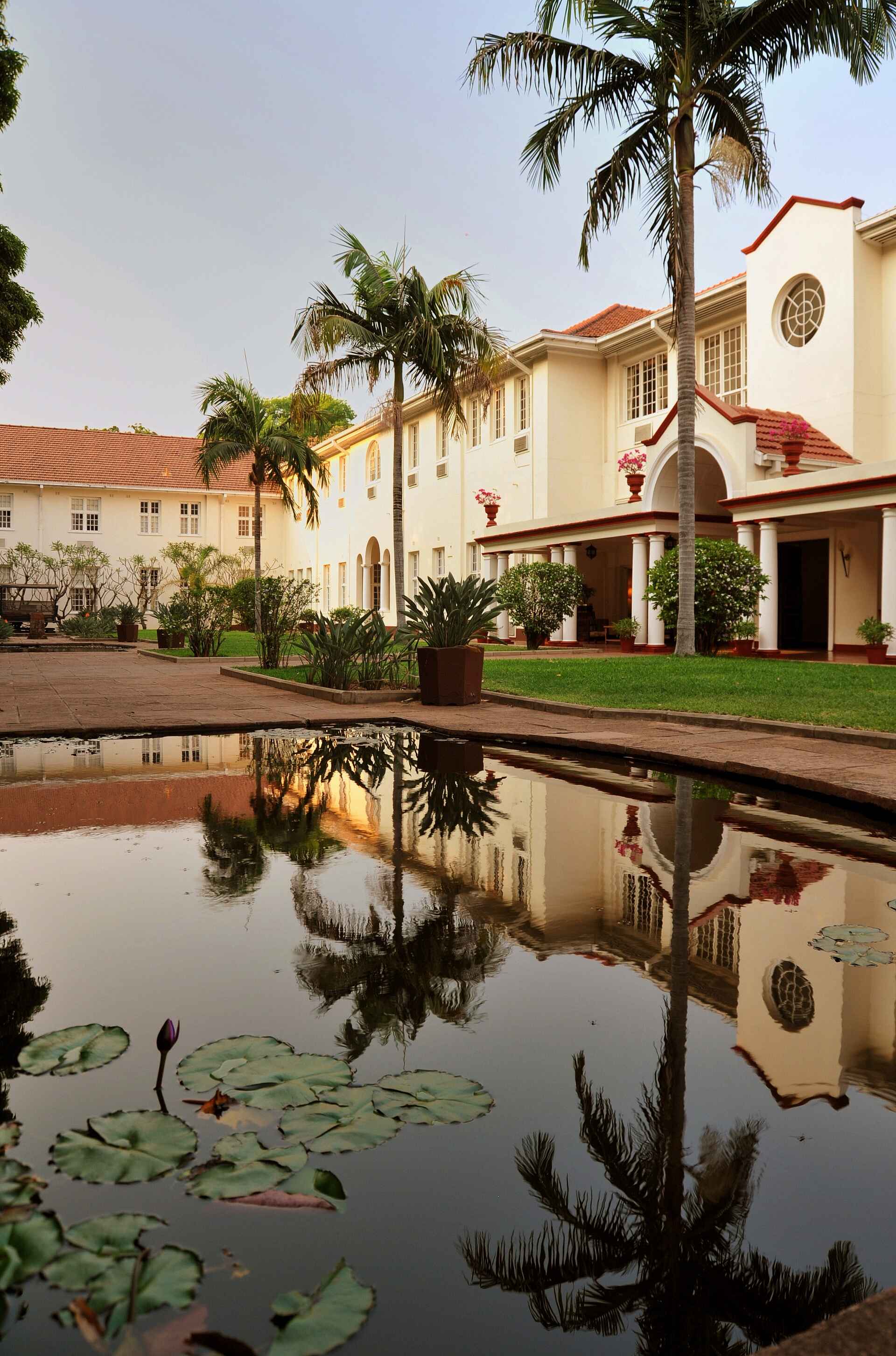 Victoria Falls Hotel: Gartenlandschaft mit Teich