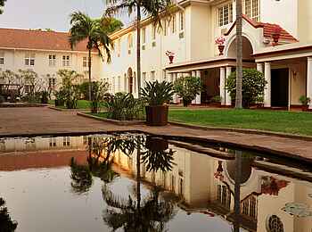 Victoria Falls Hotel: Gartenlandschaft mit Teich