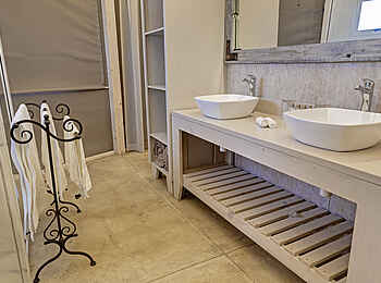 Desert Hills Glamping: Im Badezimmer Desert Hills Glamping: Im Badezimmer