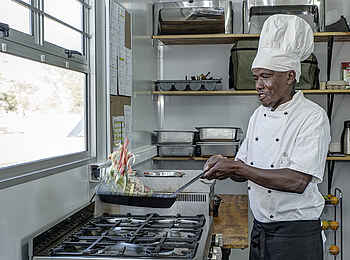 Malansrus Tented Camp: Ein Koch bereitet die Speisen zu