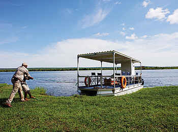 Matetsi Victoria Falls: Boot ankert am Ufer Matetsi Victoria Falls: Boot ankert am Ufer