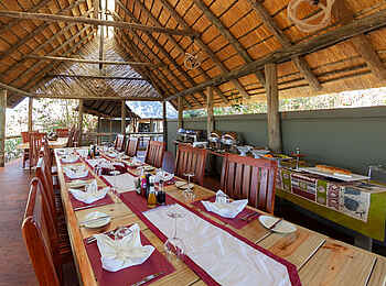 Mma Dinare Camp: Esstisch Mma Dinare Camp: Esstisch