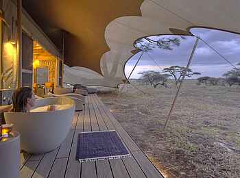 Namiri Plains Camp: Guest Tent Terrasse