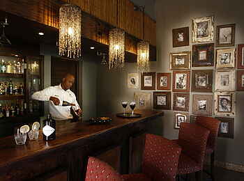 Thanda Safari Lodge: Stilvoll eingerichtete Bar Thanda Safari Lodge: Stilvoll eingerichtete Bar