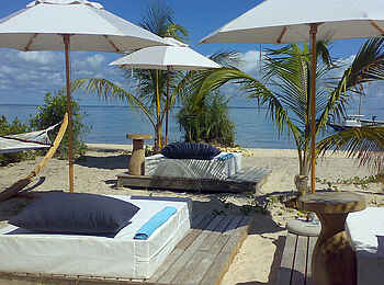Azura Benguerra Island: Liegen und Strandbetten Azura Benguerra Island: Liegen und Strandbetten