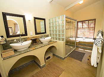 Camelthorn Lodge: Gästebad mit Dusche, Wanne und Waschbecken Camelthorn Lodge: Gästebad mit Dusche, Wanne und Waschbecken