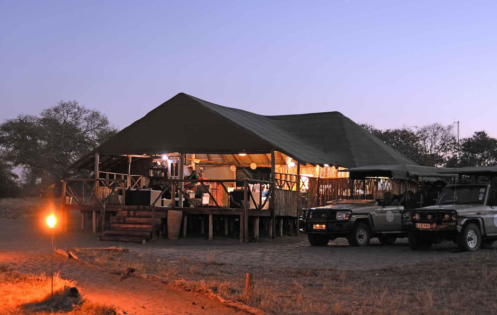 Camp Savuti, Footsteps in Africa, Savute Channel, Savute Marsh, SKL, Abend, Hauptgebäude, Afrikarma, Afrikarma Safaris, Afrikarma Safaris - Wildnis. Hautnah., Afrikarma.de