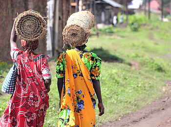 Chameleon Hills Lodge: Zwei Batwa-Frauen auf dem Heimweg