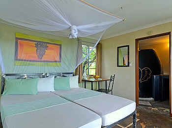 Etosha Safari Camp: Betten mit Moskitonetz
