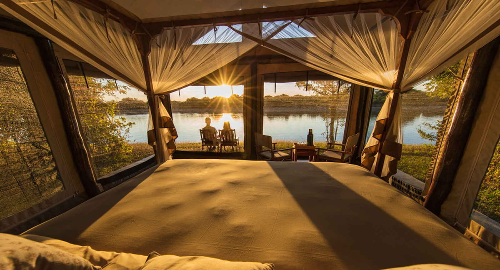 Luambe Camp: Blick aus dem Gästezelt bei Sonnenutergang auf den Luangwa Luambe Camp: Blick aus dem Gästezelt bei Sonnenutergang auf den Luangwa