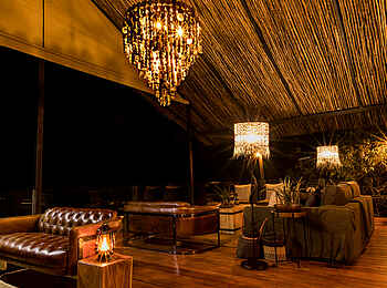Nimali Mara Camp: Die Lounge am Abend Nimali Mara Camp: Die Lounge am Abend