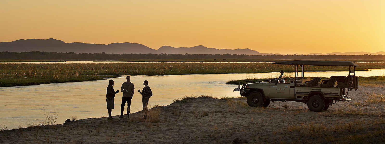 Nyamatusi Mahogany: Abendliche Stimmung am Sambesi Nyamatusi Mahogany: Abendliche Stimmung am Sambesi
