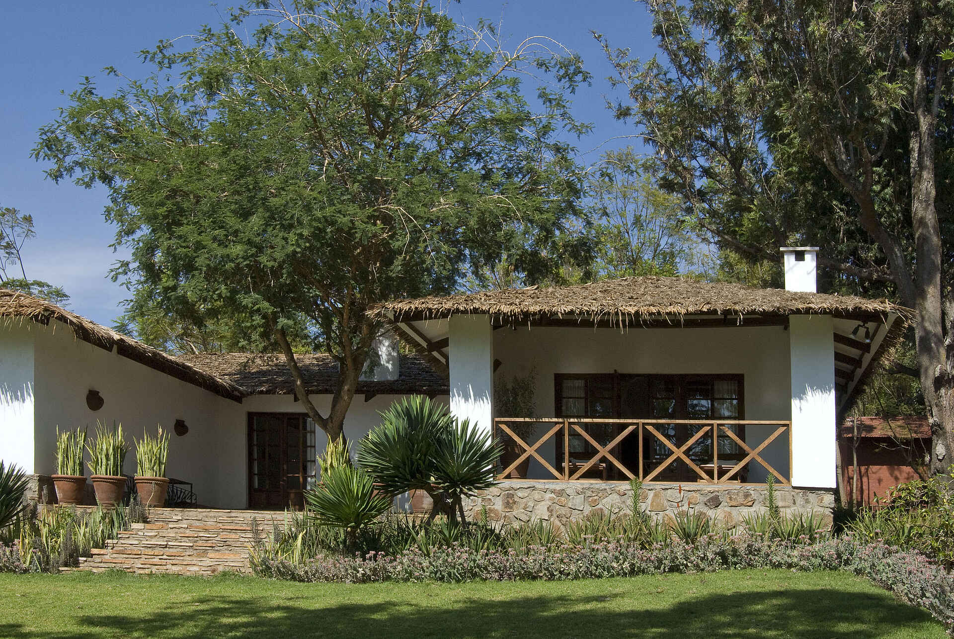 Plantation Lodge: Gästechalet Ngorongoro-Krater, Plantation Lodge, Garten, Gästechalet, Rasen, afrikarma, afrikarma Safaris, afrikarma Safaris - Wildnis. Hautnah., afrikarma.de