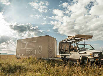 Roving Bushtops Camp: Safarifahrzeug mit Zelt