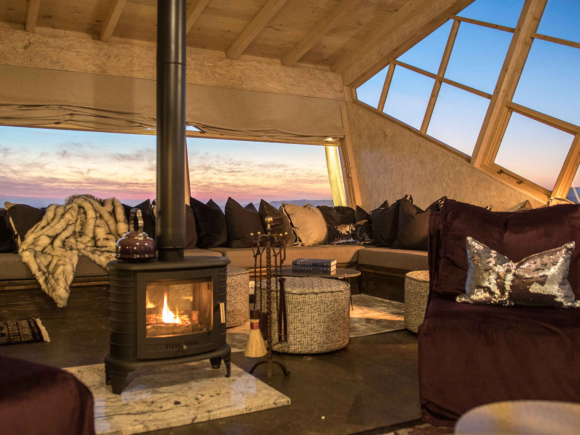 Shipwreck Lodge: die gemütliche Lounge mit Kamin