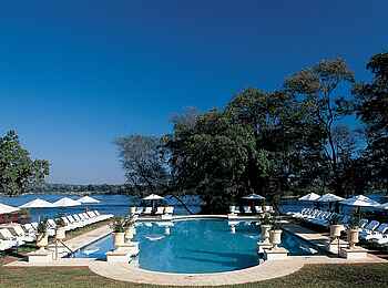 The Royal Livingstone: Pool mit Liegestühlen The Royal Livingstone: Pool mit Liegestühlen
