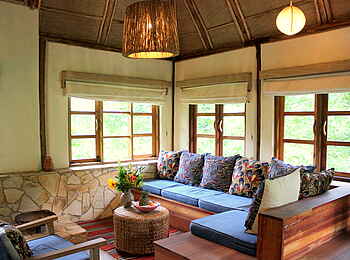 Volcanoes Bwindi Lodge: Sofa für Ruhestunden