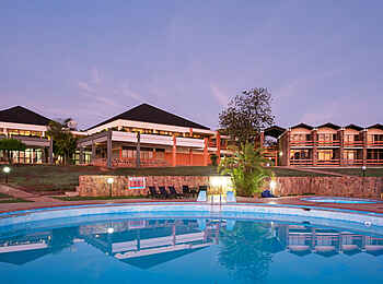 Akagera Game Lodge: Pool und Hauptgebäude Akagera Game Lodge: Pool und Hauptgebäude