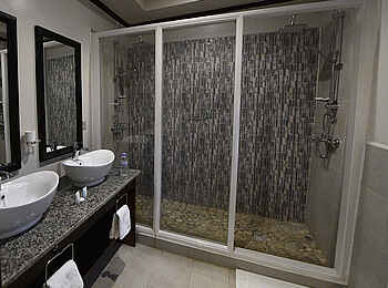 Five Volcanoes Boutique Hotel: Bad im Deluxe Room