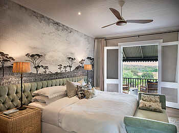 Kirkman's Kamp Lodge: Schlafbereich mit Blick nach draussen