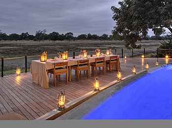 Lion Camp: Esstisch am Swimmingpool