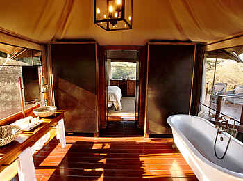 Thanda Tented Camp: Blick aus dem Badezimmer Thanda Tented Camp: Blick aus dem Badezimmer