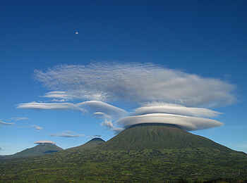 Volcanoes Virunga Lodge: Lenticularis-Wolke über dem Mt. Muhabura Volcanoes Virunga Lodge: Lenticularis-Wolke über dem Mt. Muhabura