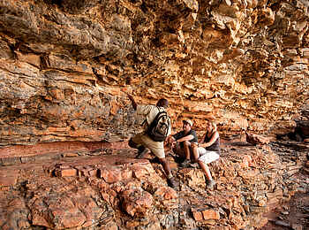 andBeyond Sossusvlei Desert Lodge: Wanderung zu einer Höhle andBeyond Sossusvlei Desert Lodge: Wanderung zu einer Höhle
