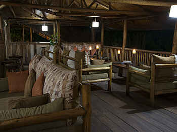 Buhoma Lodge: Lounge bei Nacht