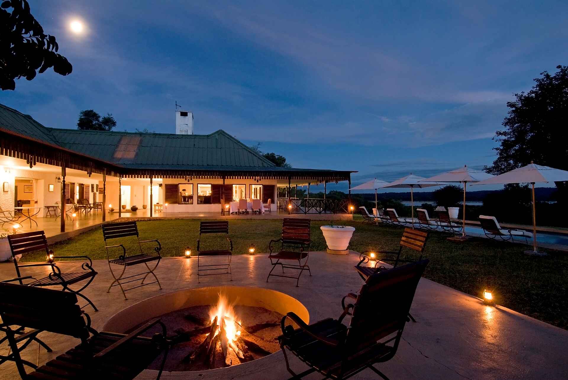 Chichele Presidential, Kaunda, Leoparden, Luangwa-Tal, Sanctuary Retreats, South Luangwa National Park, Abendbeleuchtung, Hauptgebäude, Lagerfeuer, Afrikarma, Afrikarma Safaris, afrikarma Safaris - Wildnis. Hautnah., Afrikarma.de, Begrüßung, Gästechalet, Kenneth Kaunda, Personal, Rezeption