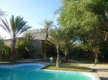 Fort Sesfontein: Direkt am Pool wurden Palmen gepflanzt